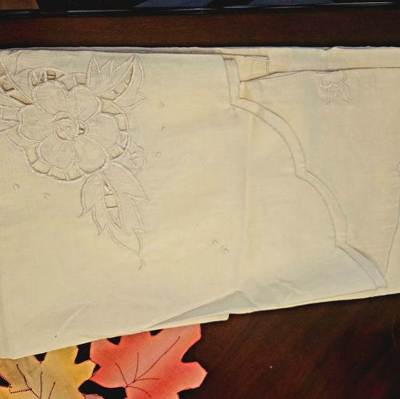 NWT tablecloth and napkin set - Picture 7 of 7